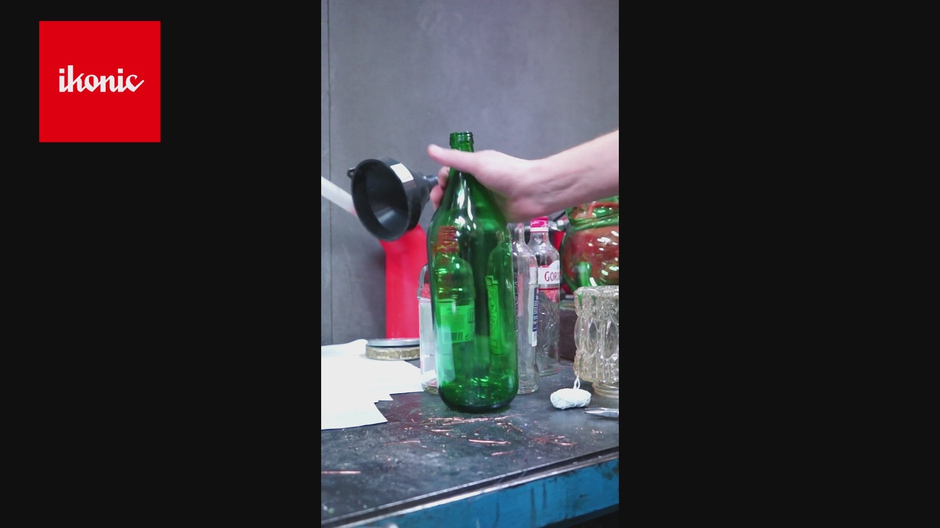 Load video: Blown Bottle - Klaas Kuiken - Vase Type M14